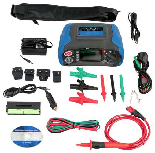Elektronicatoetsingskit met blauw handheld apparaat, stroomadapter, kabels, klemmen, testpennen, draagtas en cd uitgelegd op witte achtergrond.