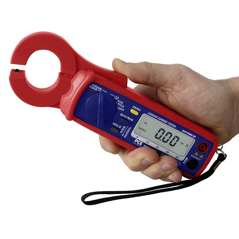 Een meetinstrument met een rode tang wordt vastgehouden door een hand, waarbij op het display '0,00 mA/A' wordt weergegeven.