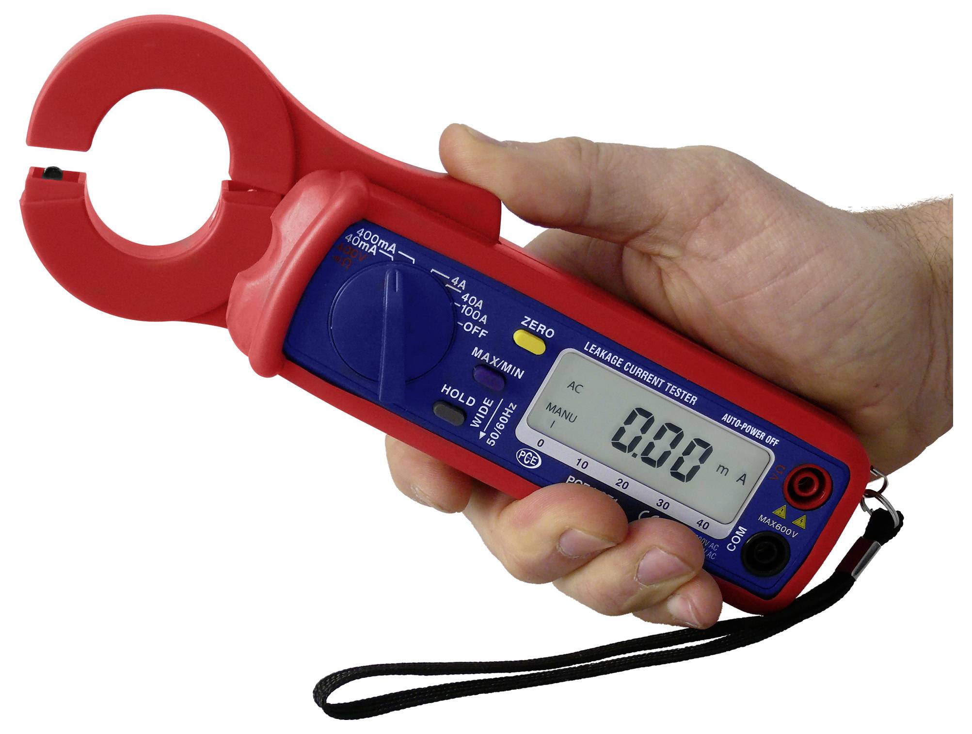 Hand die een rode digitale stroomtester met klembeugel vasthoudt met open klembekje en display dat 0,00 mA aangeeft.