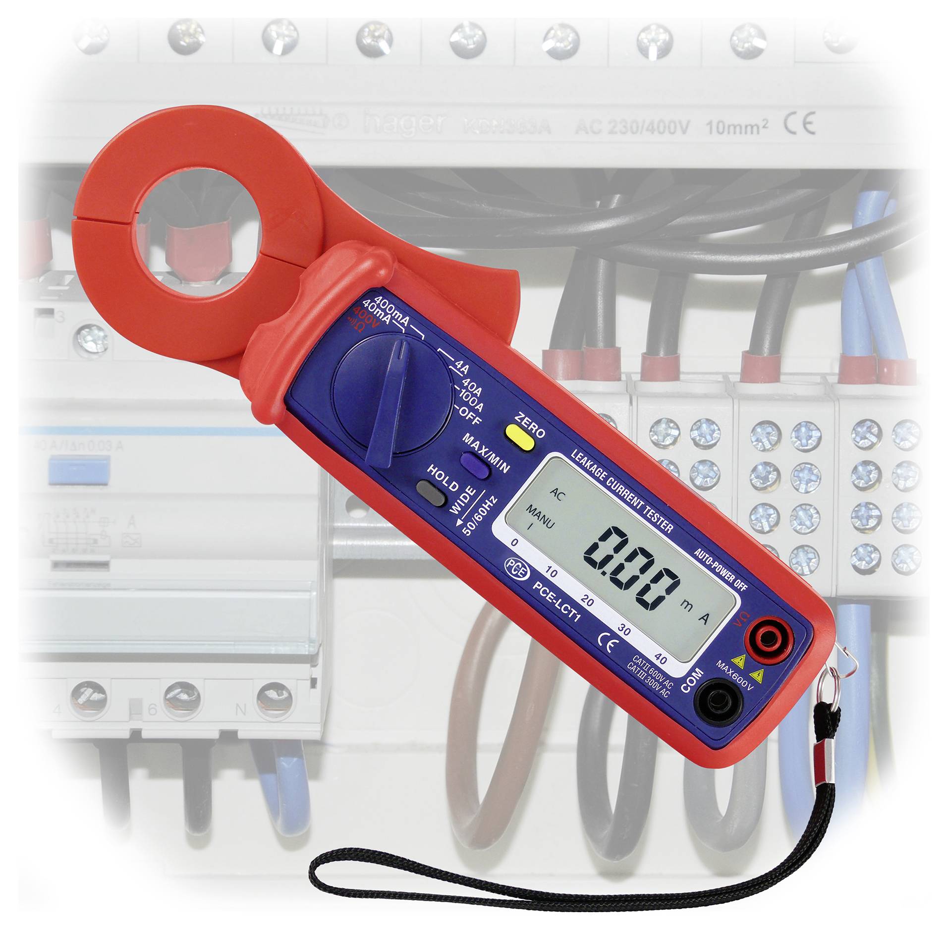 Rode klemspanningsmeter die 0,00 mA meet, weergegeven boven een elektrisch paneel met bedrading en stroomonderbrekers.