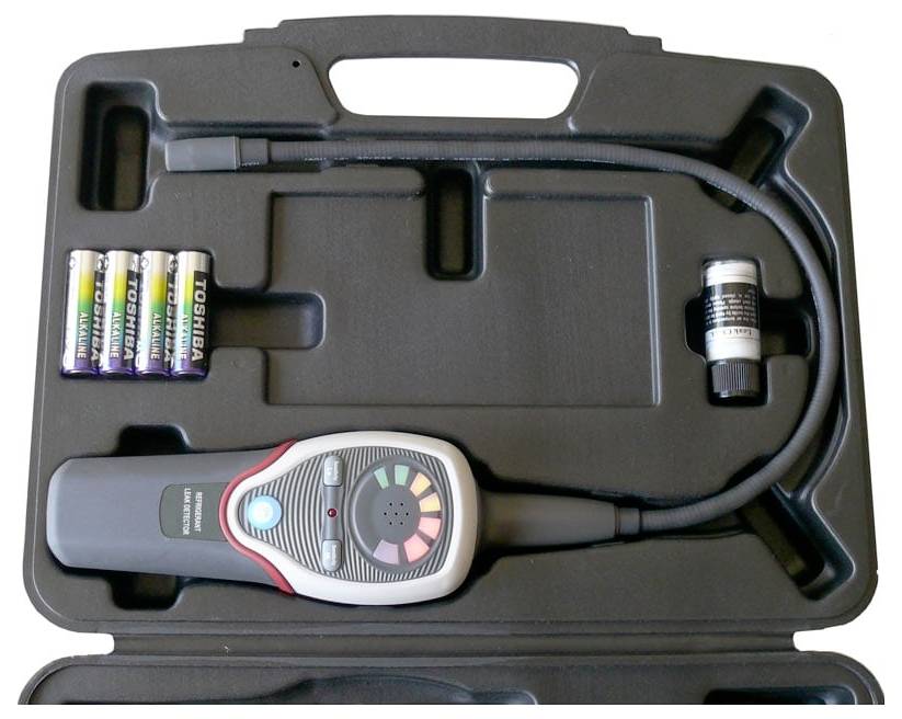 Draagbare diagnostische kit in een hardcase met een handheld detector, vier batterijen en een aan een kabel bevestigde sensorprobe.