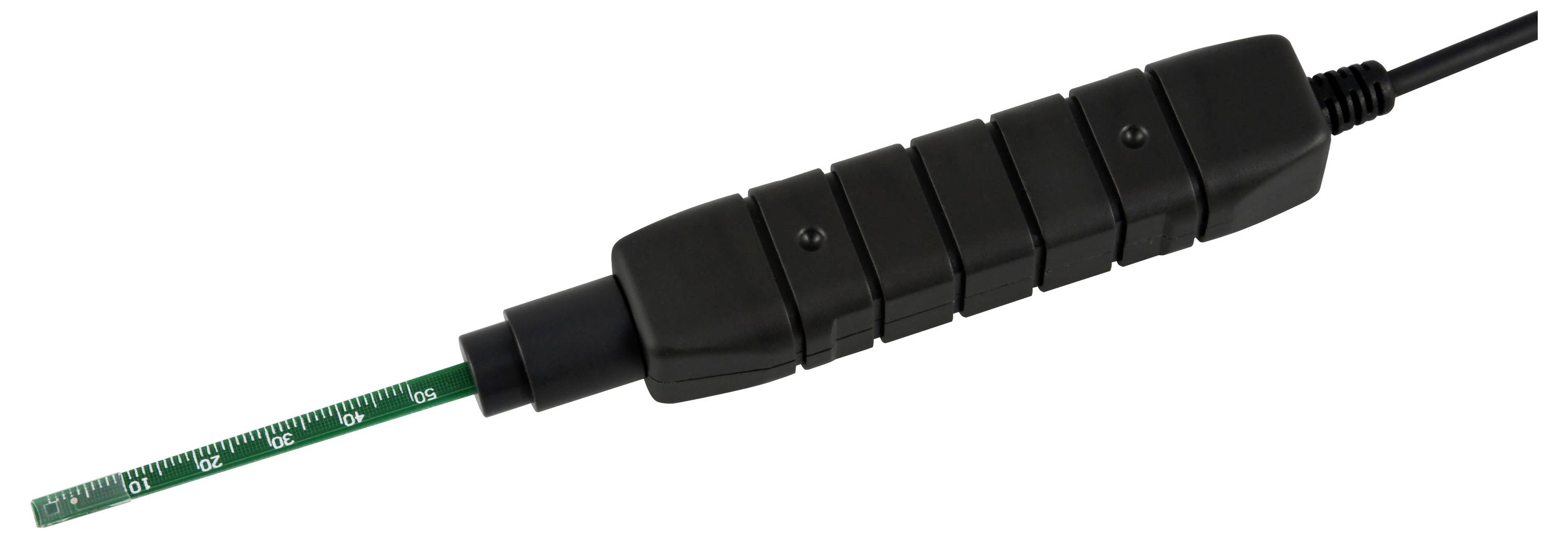 Zwarte inline kabelgrijper/spanning-ontlastingsmanchet op een groene meetkabel met witte lineaalmerkingen, weergegeven op een witte achtergrond.