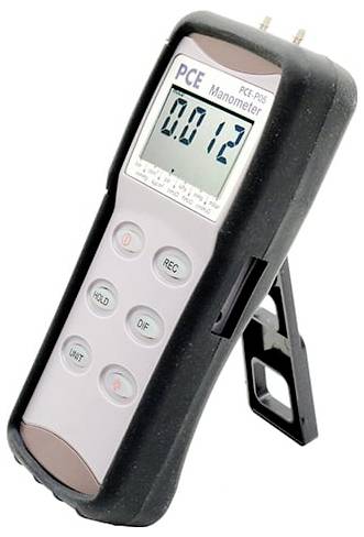 Handheld PCE-manometer met digitaal display dat 0,012 aangeeft, weergegeven in een zwarte beschermhoes met knoppen en een standaard.