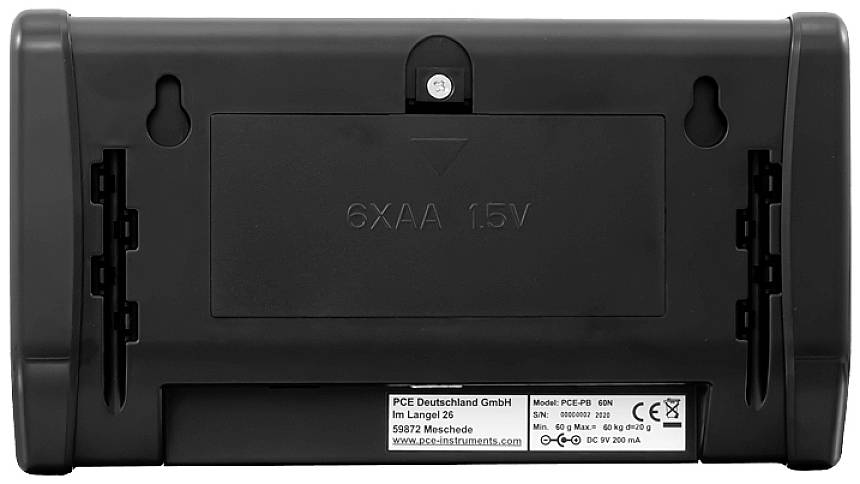 Achterkant van een elektronisch apparaat met batterijklepje en opschrift '6xAA 1.5V'. Fabrikant- en modelinformatie onderaan zichtbaar.