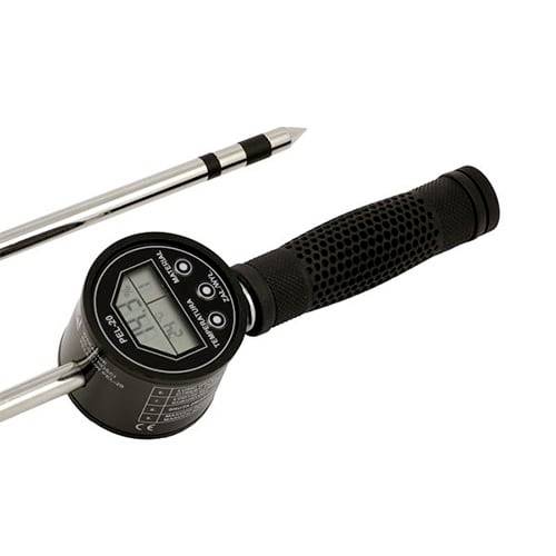 Digitale bandenprofielmeter met LCD-scherm, meetvoeler en gestructureerde handgreep op een witte achtergrond.