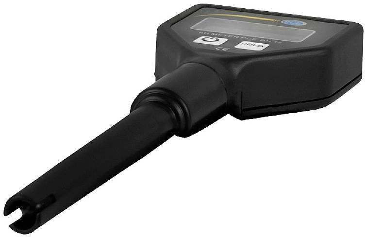 Een zwarte digitale thermometer met een langwerpige sonde en een display bovenaan, die wordt gebruikt voor temperatuurmeting.