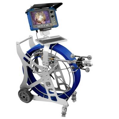 Robotische inspectiecamera voor leidingen met spoel, monitor, toetsenbord en gewiel metalen frame voor riolerings- of buisinspectie.