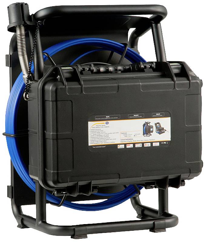 Een draagbare, zwarte behuizing met een blauwe rol, waarschijnlijk bedoeld voor elektrisch of bedraad gebruik, bevestigd op een standaard.