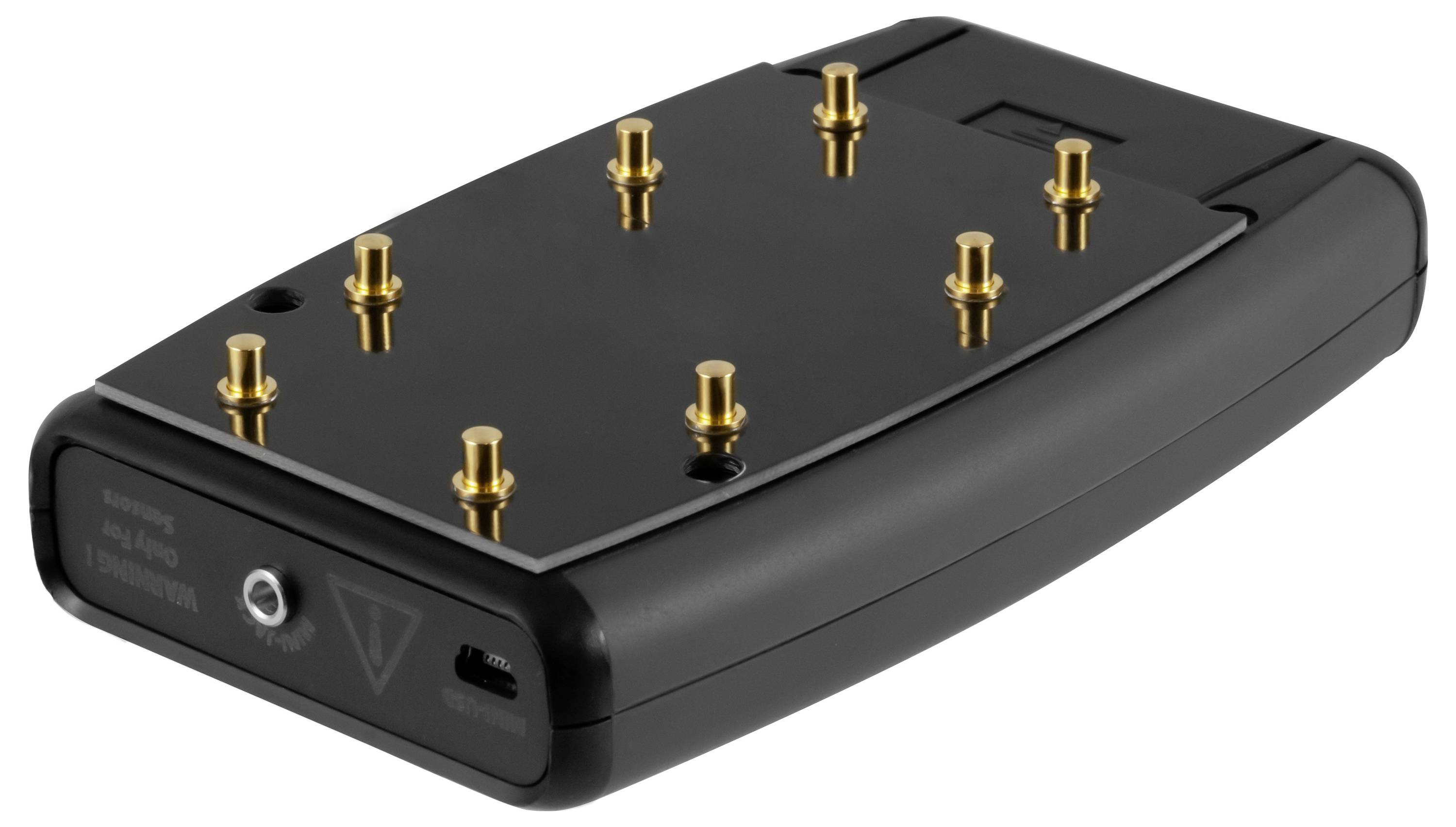 Zwart elektronisch apparaat met acht gouden antennekoppelingen op de bovenkant en een voorkant met stroomuitgang en USB-poort, weergegeven op een witte achtergrond.
