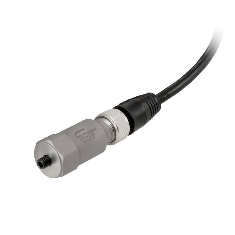 Close-up van een cilindrische industriële sensor of connector met een zwarte kabel eraan bevestigd, weergegeven op een witte achtergrond.