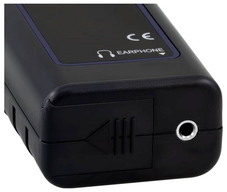 Close-up van een zwart draagbaar audioapparaat met een 'EARPHONE' koptelefoonaansluiting en CE-markering op het frontpaneel.
