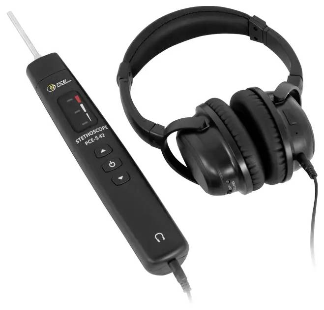 Een set zwarte koptelefoons en een lang zwart apparaat met knoppen, dat lijkt op een afstandsbediening of bedieningseenheid, zijn samen gerangschikt.