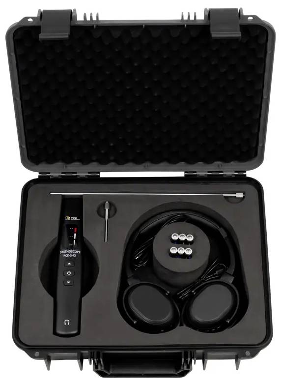 'Gesloten koffertje met koptelefoons, een draadloze microfoon en een klein statief. Schuimstofvoering beschermt de apparatuur binnenin.'