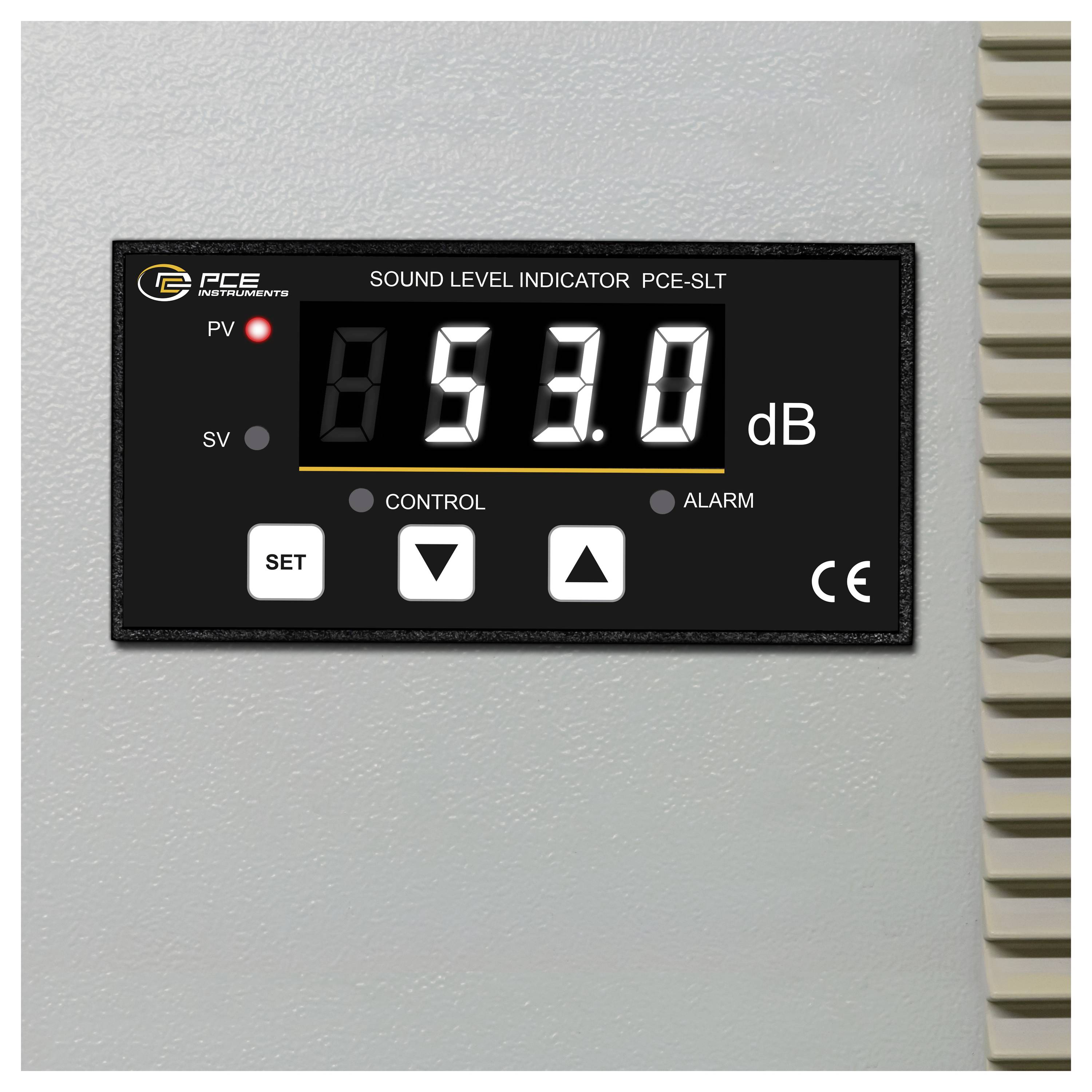 Aan de muur bevestigde PCE geluidniveauindicator met weergave van 53.0 dB, met Set-, Omhoog- en Omlaag-bedieningsknoppen en een verlichte PV-indicator.