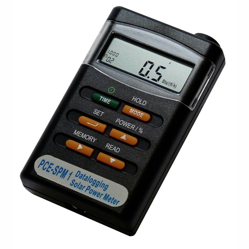 Handheld PCE-SPM 1 datalogging zonneënergiemeter met een digitale weergave van 0,5 op het LCD-scherm.