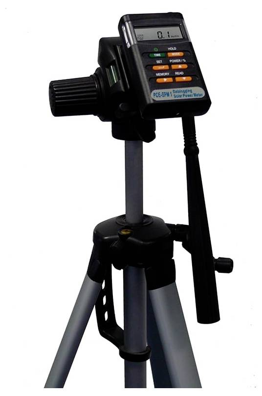 Zwart apparaat met digitaal display bevestigd op een statief, waarschijnlijk een meet- of surveying-instrument, geïsoleerd op witte achtergrond.