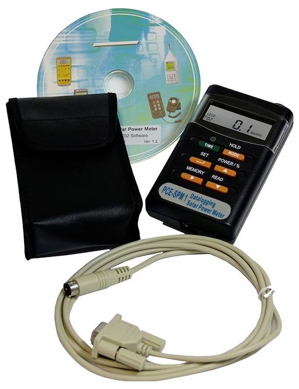 Zonnepaneel vermogensmeter kit met handheld display, cd, zwarte tas en verbindingskabel.