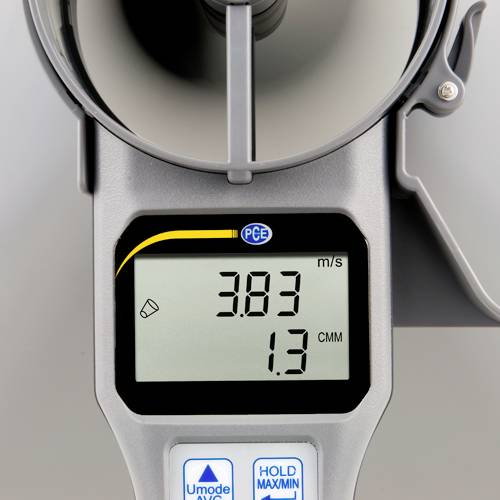 Digitale anemometer toont windsnelheid van 3,83 m/s, luchtstroom van 1,3 CMM op het display, apparaat in close-up.