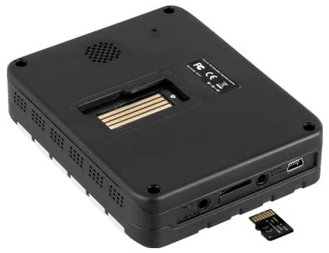 Zwart draagbaar elektronisch apparaat met een sleuf voor een geheugenkaart en een kleine kaart ernaast op een witte achtergrond