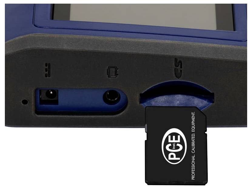 Close-up van het achterpaneel van een apparaat met een camerasleuf, audiojack en een ingebrachte PCE-professionele kalibreermodule.