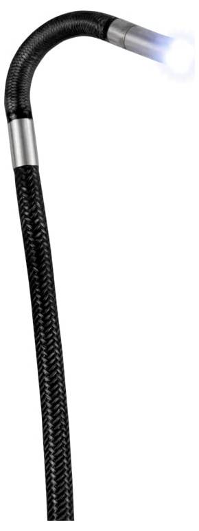 Close-up van een zwarte gevlochten flexibele slang met een zilveren connector en hoekige mondstuk dat helder licht uitstraalt.