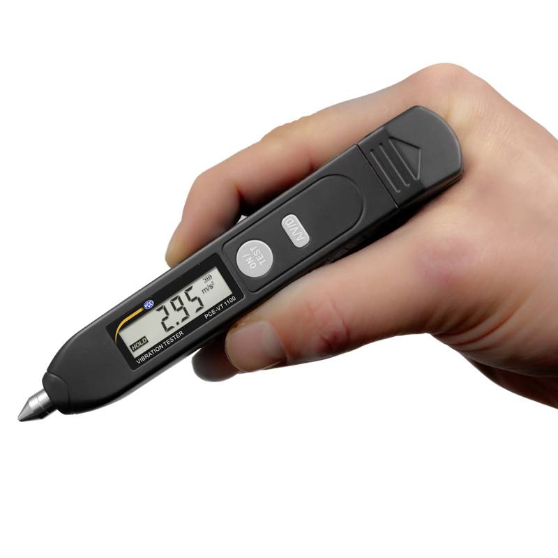 Een hand houdt een digitale bandenspanningsmeter vast die 2,95 PSI aangeeft.