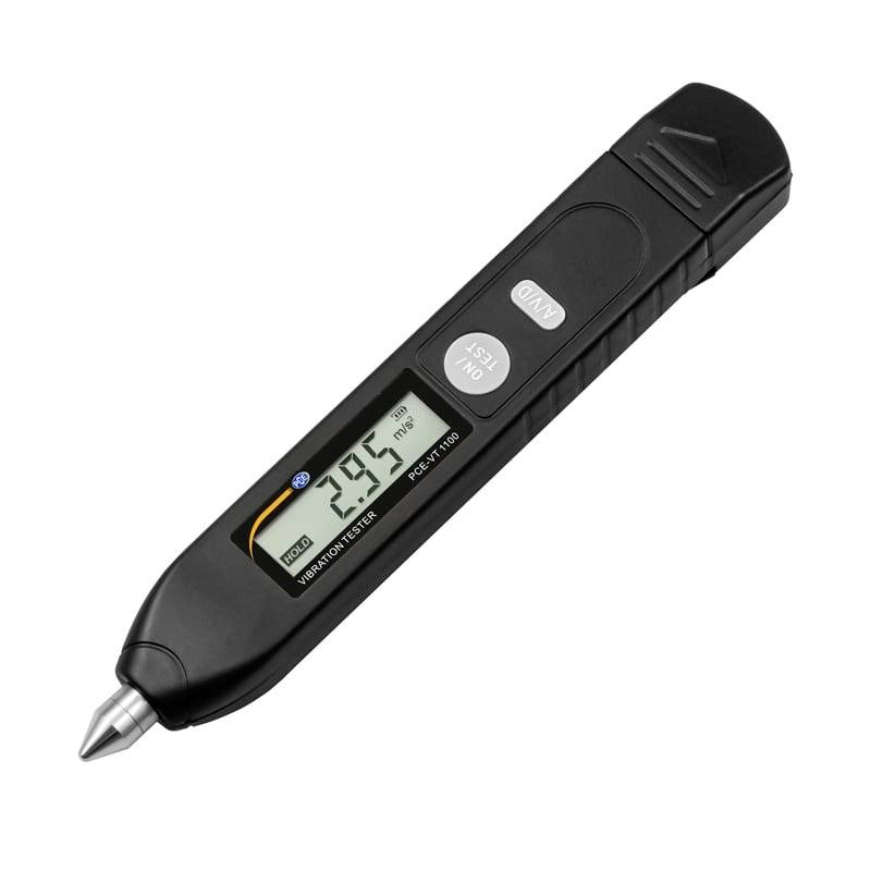 Zwarte digitale trillingmeter in penststijl met LCD-display en twee knoppen, diagonaal op een witte achtergrond weergegeven.