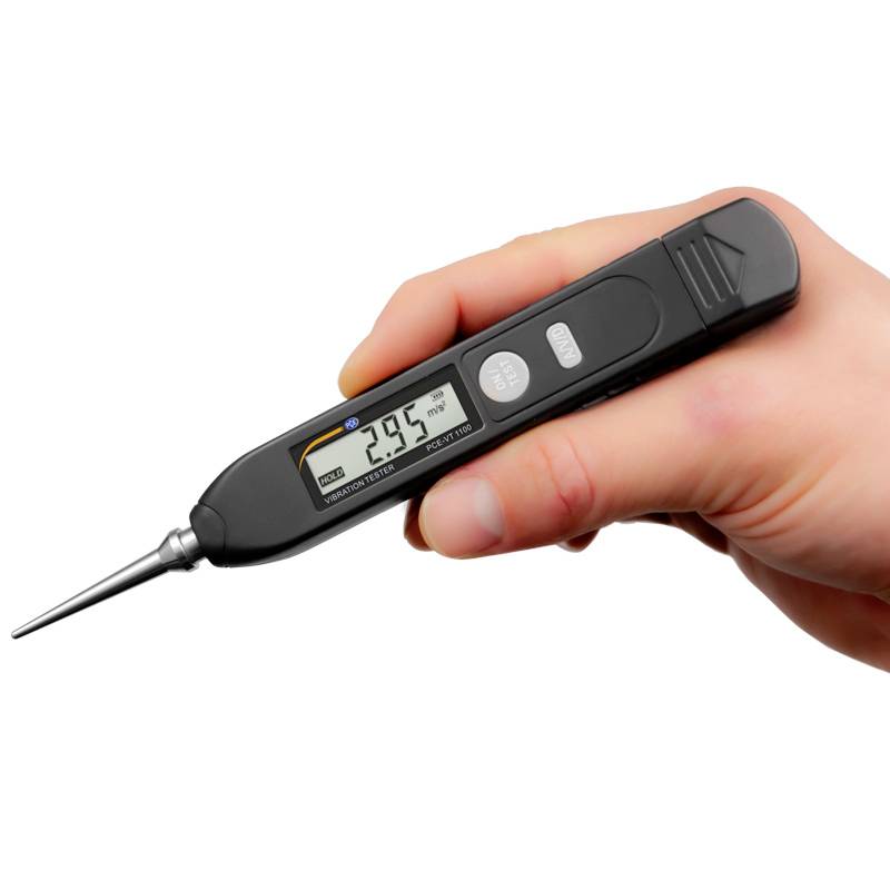 Een hand houdt een digitale thermometer vast met een display dat '29,5 °C' aangeeft.