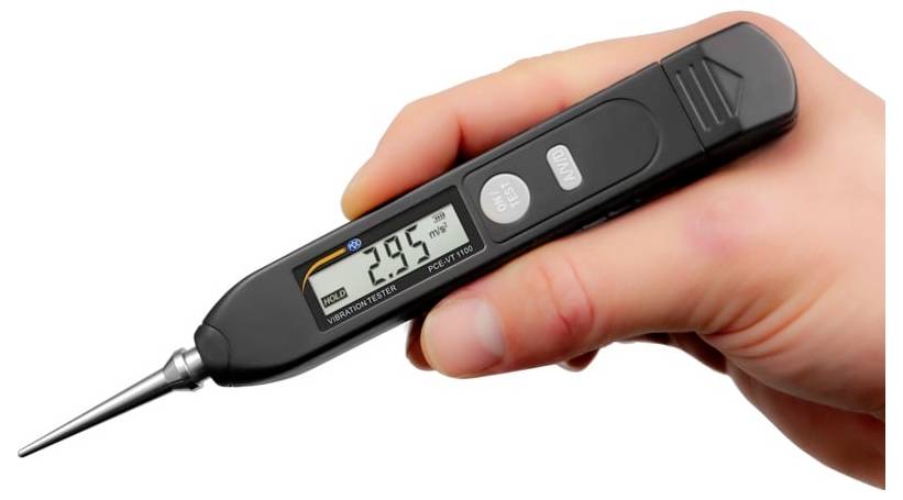 Hand met een digitale thermometer met een metalen probe, met een lezing van 29,5 op het display.
