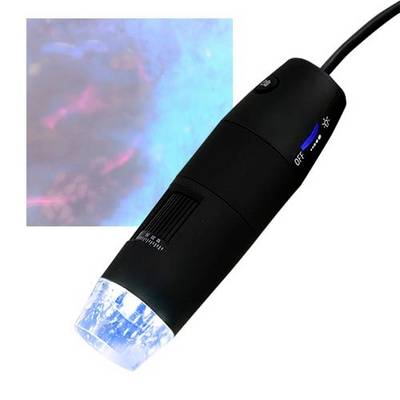 Zwarte draagbare LED-projectorlamp met aan/uit-schakelaar, die een blauw en roze lichtpatroon op de achtergrond werpt.