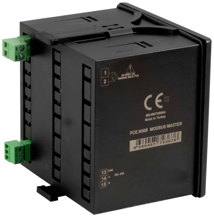 Een zwart elektrisch module met groene aansluitklemmen. Het draagt de opschrift 'PCEN50B MODBUS MASTER'.
