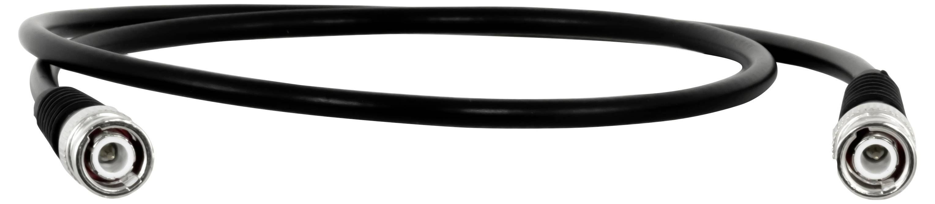 Zwart coaxiaal kabel met metalen connectoren aan beide uiteinden, getoond opgerold tegen een witte achtergrond.