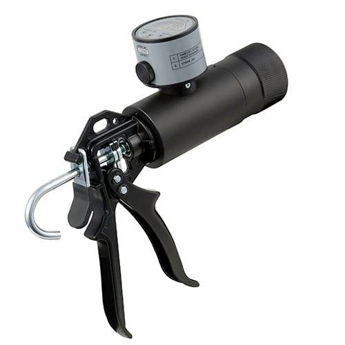 Zwarte caulkingpistool met een cilindrische patroonhouder en metalen haak, weergegeven op een witte achtergrond.