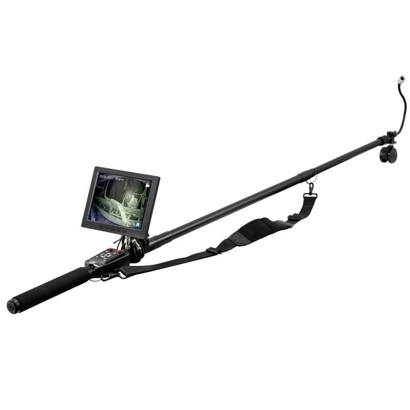 Draagbare inspectiecamera op een lange paal met een monitor, handvat en schouderriem, gebruikt voor het bekijken van moeilijk bereikbare gebieden.