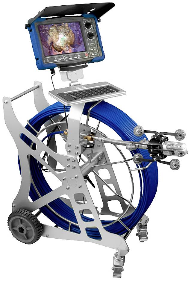 Mobiele inspectiecamera met monitor, bevestigd op een wagen met een blauwe kabelrol en wielen, voor onderzoek in nauwe ruimtes.