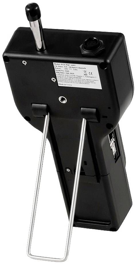 Een zwart draagbaar meetapparaat met metalen staven en een antenne, gebruikt voor het detecteren van elektrische signalen of straling.