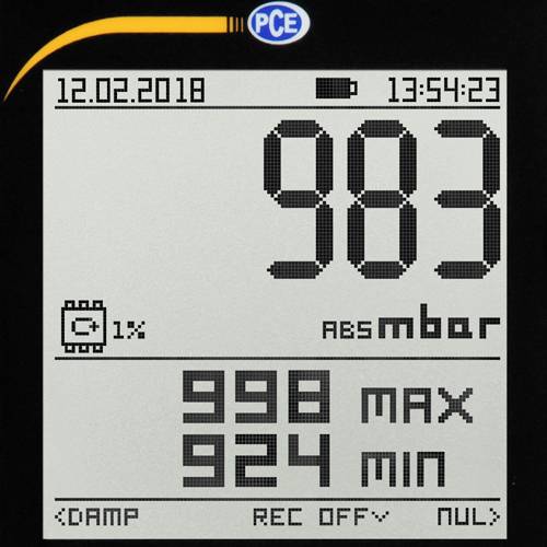 'Digitaal barometer-display toont 983 mbar, met maximum 998 mbar en minimum 924 mbar. Datum: 12-02-2018, Tijd: 13:54:23.'