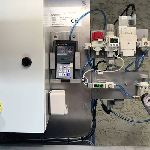 Industrieel apparaat met digitale en analoge displays voor meting en besturing, inclusief een scherm met een weergave van '23.4'.