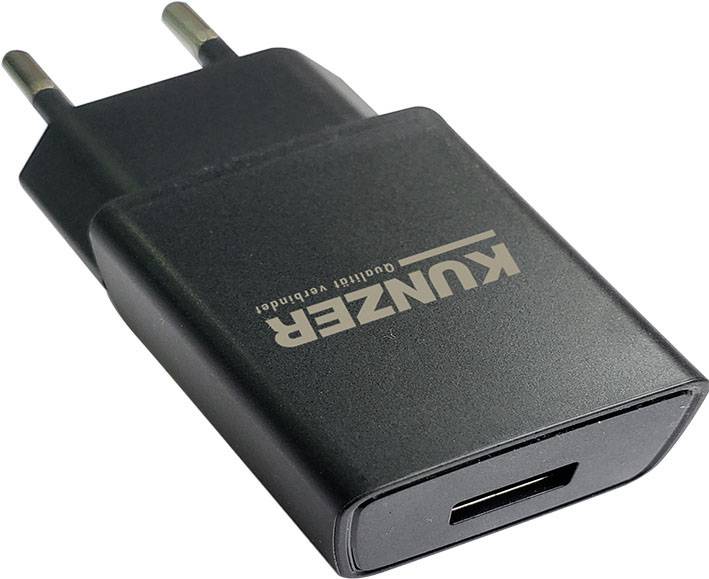 Zwart USB-oplader met Europese stekker en 'Kunzer'-opdruk, bestemd voor het opladen van elektronische apparaten.