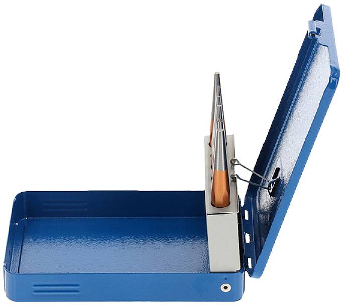 Een blauwe metalen koffer met open deksel toont verschillende vijlen die in een houder zijn geplaatst.