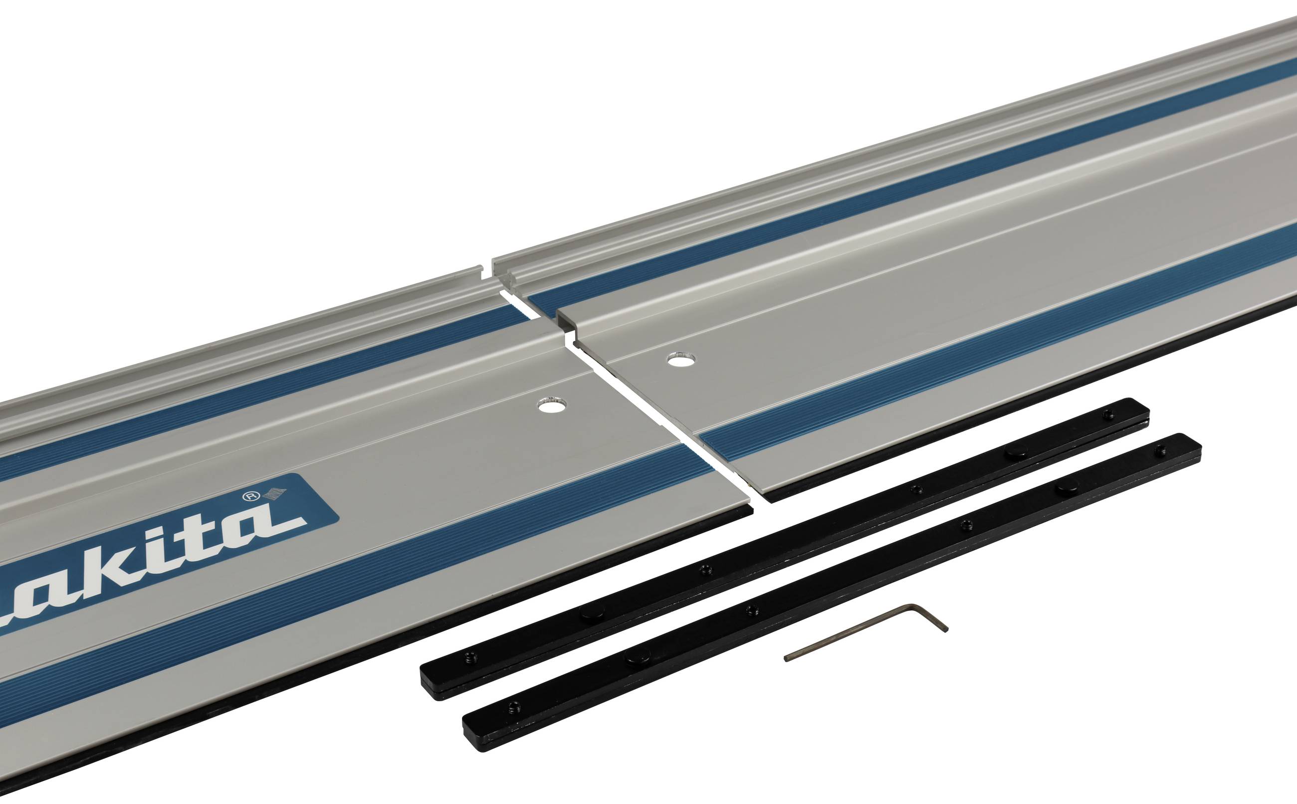 Twee railstukken met een blauwe streep en Makita-logo, verbonden door twee zwarte verbindingsplaten. Een inbussleutel ligt ernaast.