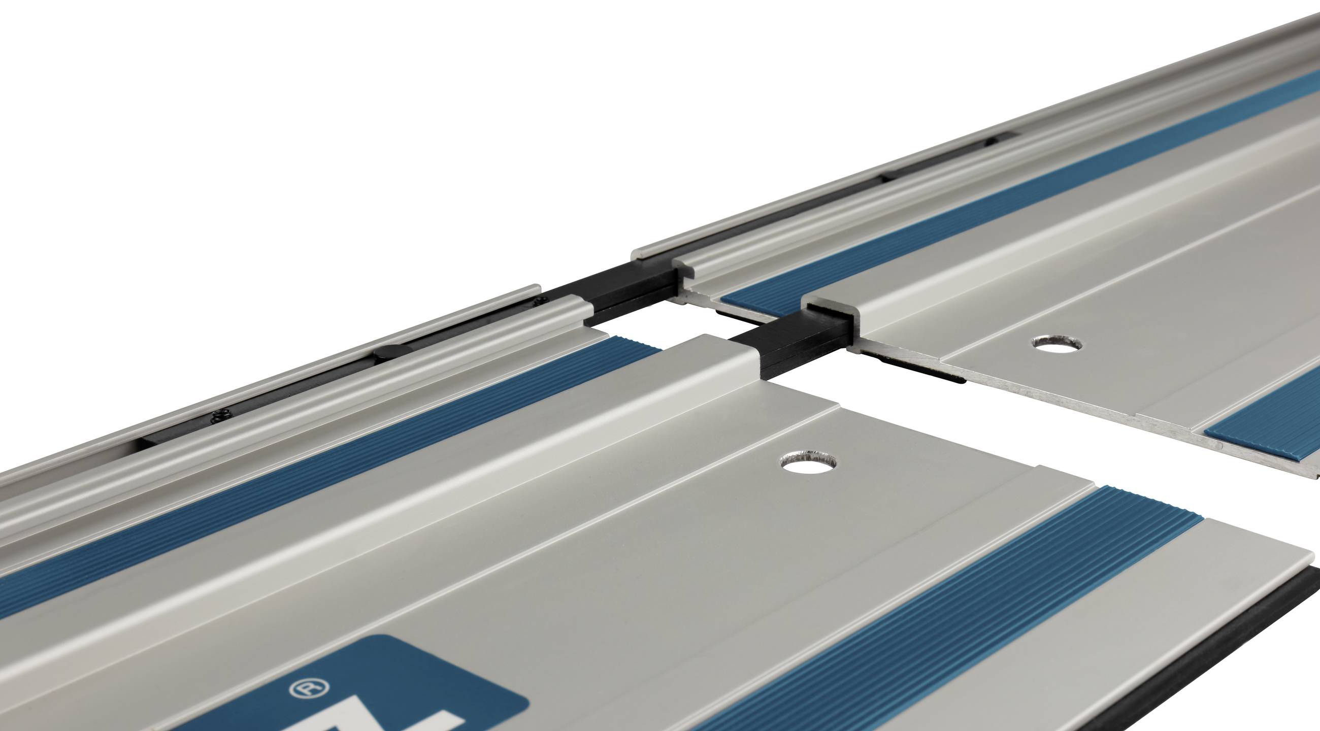 Een verbindingsstuk verbindt twee aluminium geleiderails naadloos met elkaar.