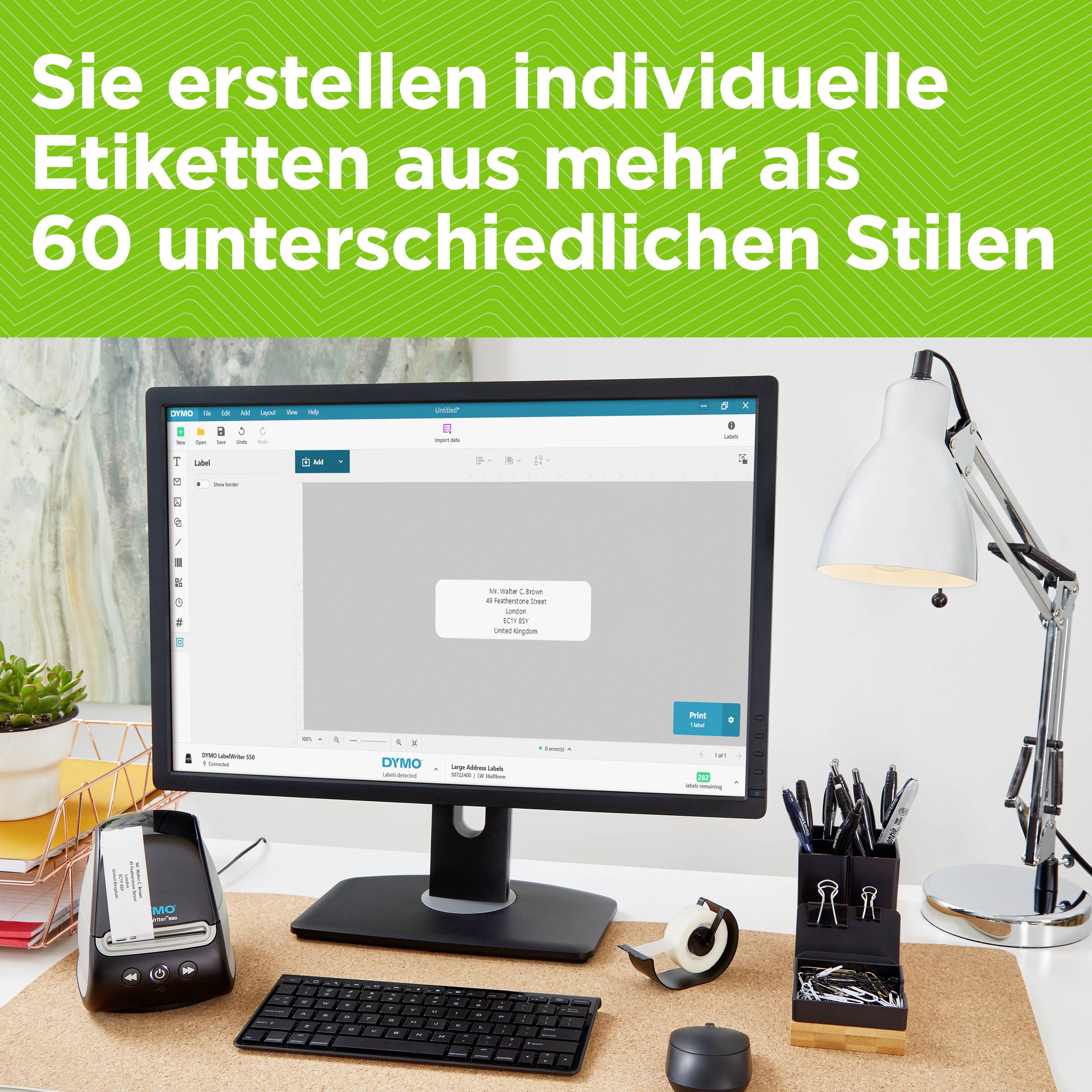 Een computermonitor toont een etiketteringssoftware. Daarnaast schrijfbenodigdheden en een lamp. Tekst bovenaan: 'U maakt individuele etiketten uit meer dan 60 verschillende stijlen'.