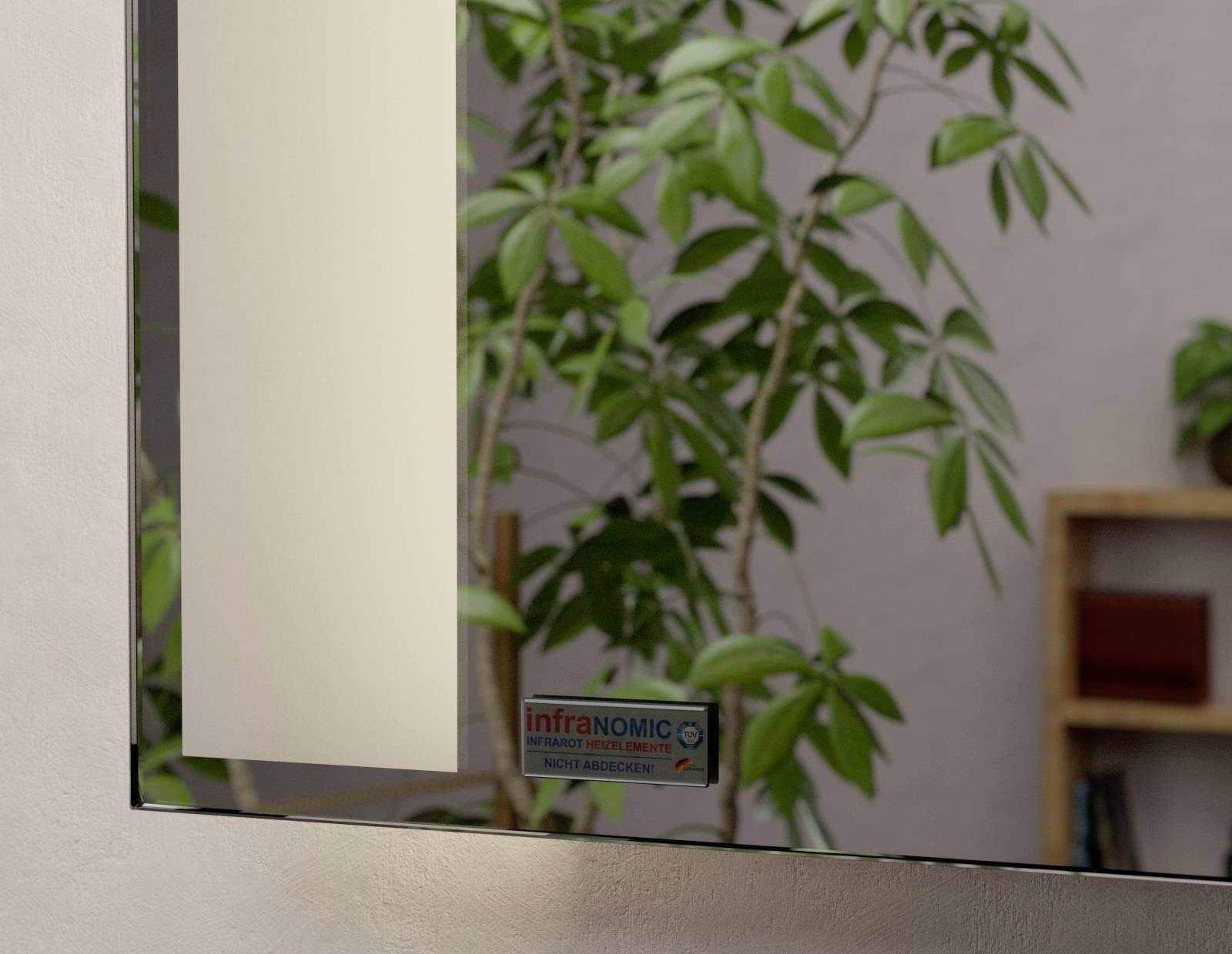 Spiegel met een subtiel logo in het onderste gedeelte. Op de achtergrond zijn wazig groene planten en boekenplanken zichtbaar.