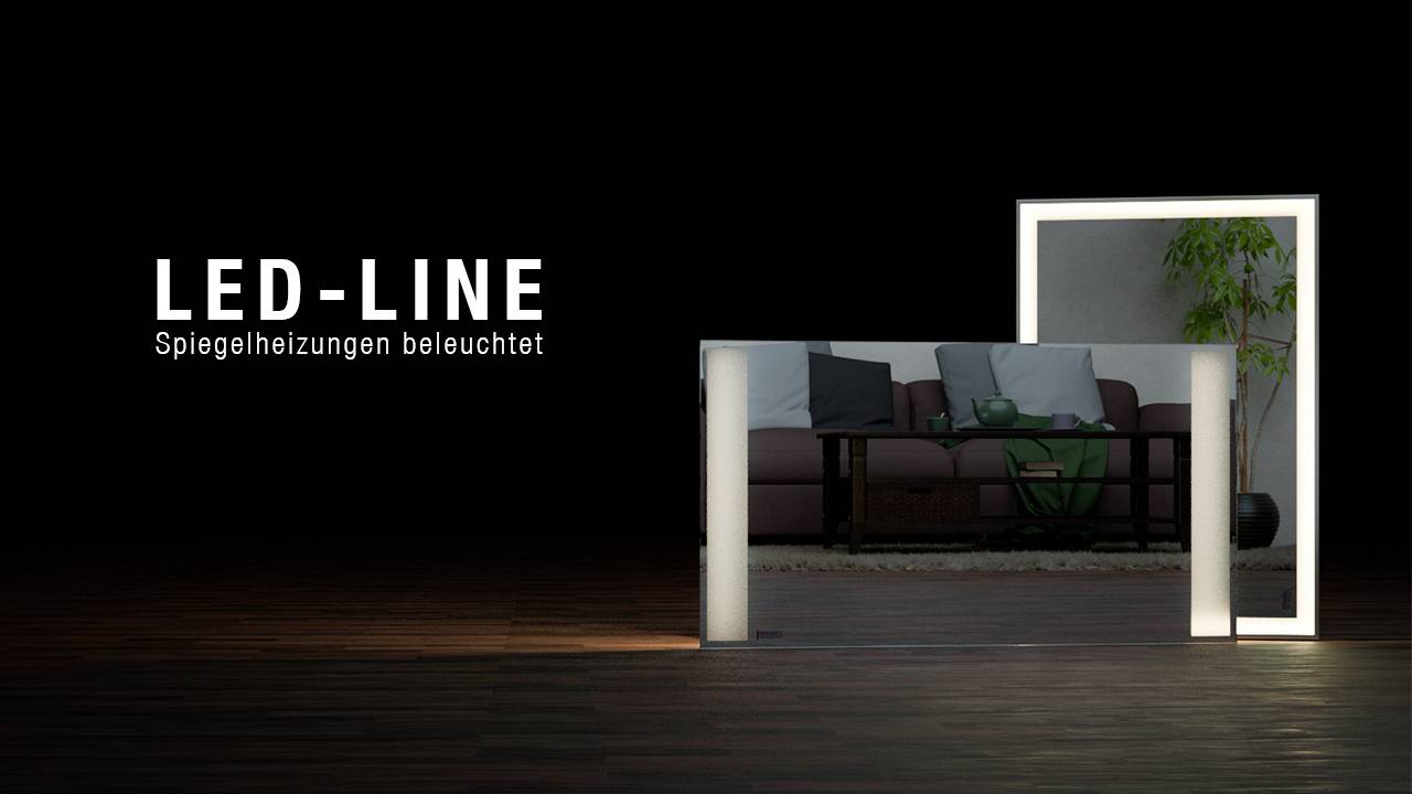 Een verlichte spiegel toont 'LED-LINE Spiegelverwarming verlicht' ernaast. In de spiegelreflectie is een woonkamer zichtbaar.