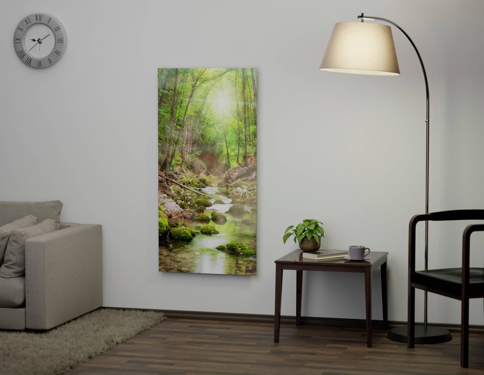 Een woonkamer met een bank, een kleine tafel met een plant, een kunstwerk van een bos aan de rivier en een staande lamp.