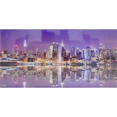 De skyline van New York City 's nachts, verlicht met kleurrijke lichten, weerspiegelt zich in het water.