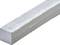 Een lange rechthoekige aluminium metalen staaf die diagonaal op een witte achtergrond wordt getoond.