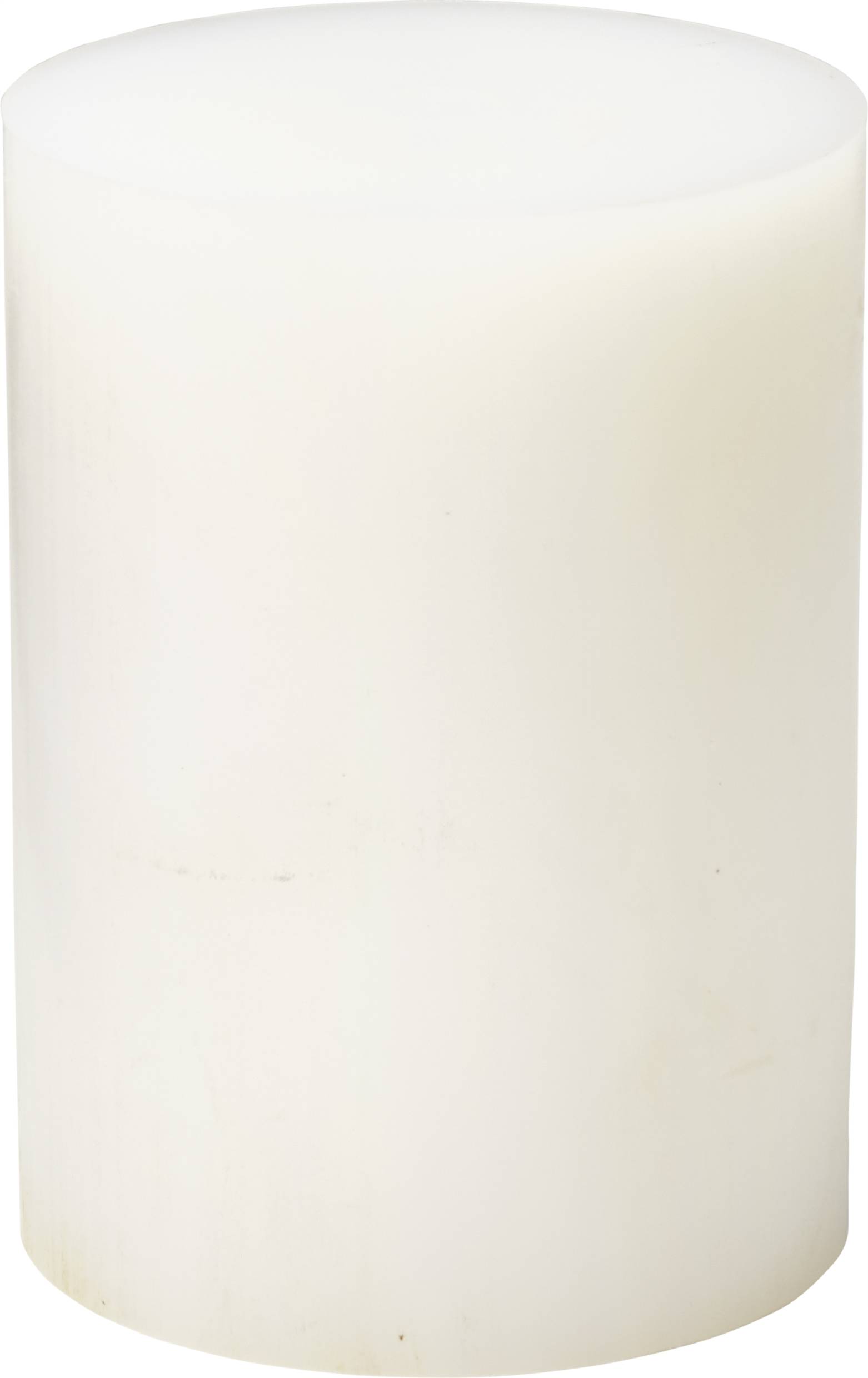 Een grote, cilindrische kaasbol met een gladde, witte oppervlakte staat verticaal.