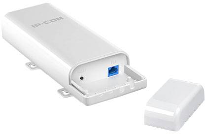 Een wit elektronisch apparaat met een blauwe Ethernet-aansluiting aan de voorkant, geschikt voor netwerkverbindingen.
